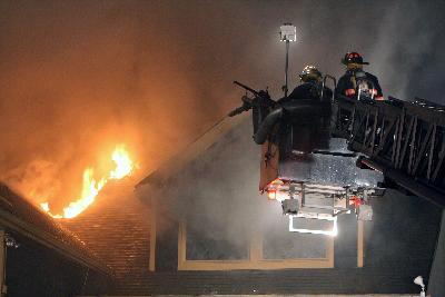 MKFD TL-14 in operation at Deer Park Tavern Fire, Katonah. Photo by Frank Becerra. (1/26/10)